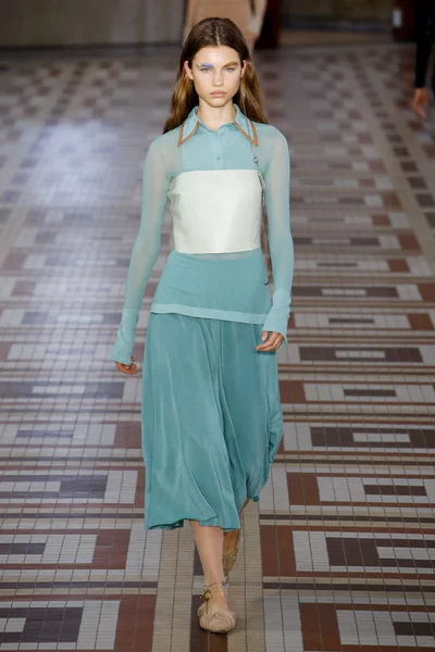 Look 10